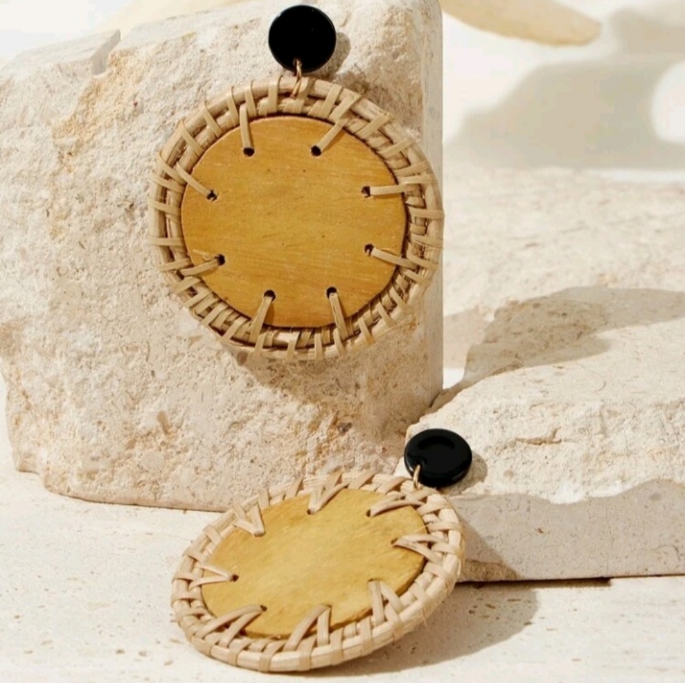 Wood circle earrings - Picture 6 of 9